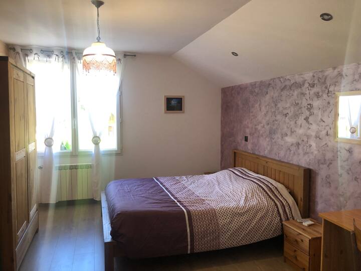 Спална соба 4 на подот, брачен кревет (широк 150-179 см)