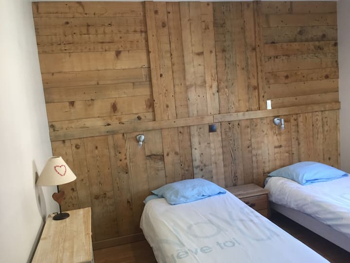 спална соба 2 брачни кревета (широки 125 -