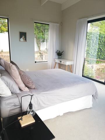 Spacious Beautiful home on Table Mountain gallery image 3