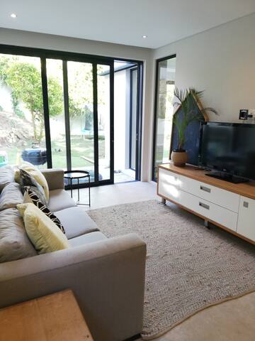 Spacious Beautiful home on Table Mountain gallery image 2