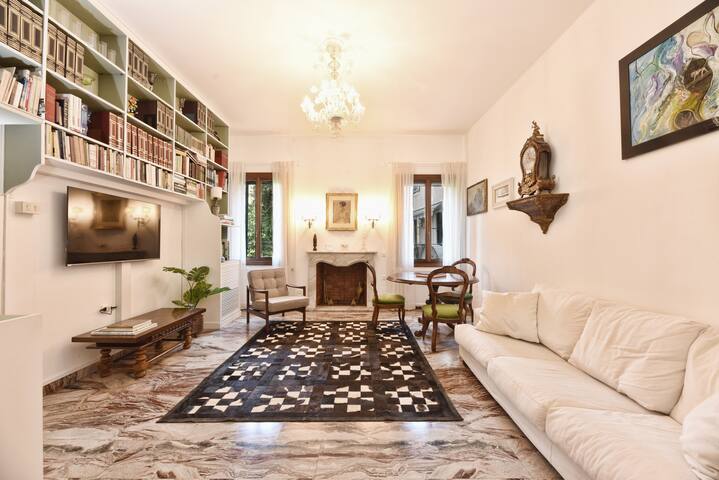 Noble floor in Castello overlooking Campo Bragora gallery image 3