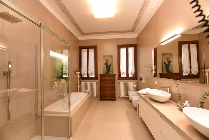 Noble floor in Castello overlooking Campo Bragora gallery image 5