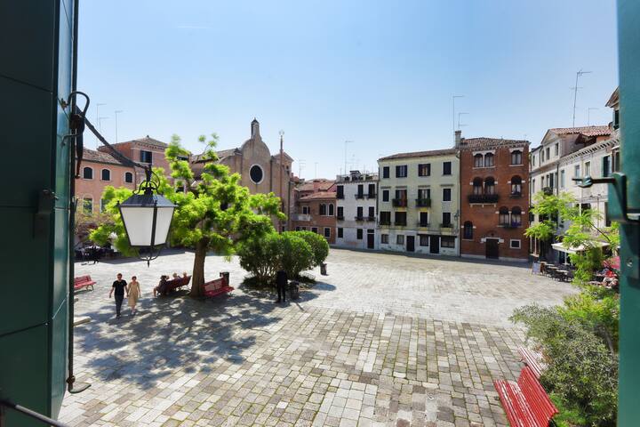 Noble floor in Castello overlooking Campo Bragora gallery image 2