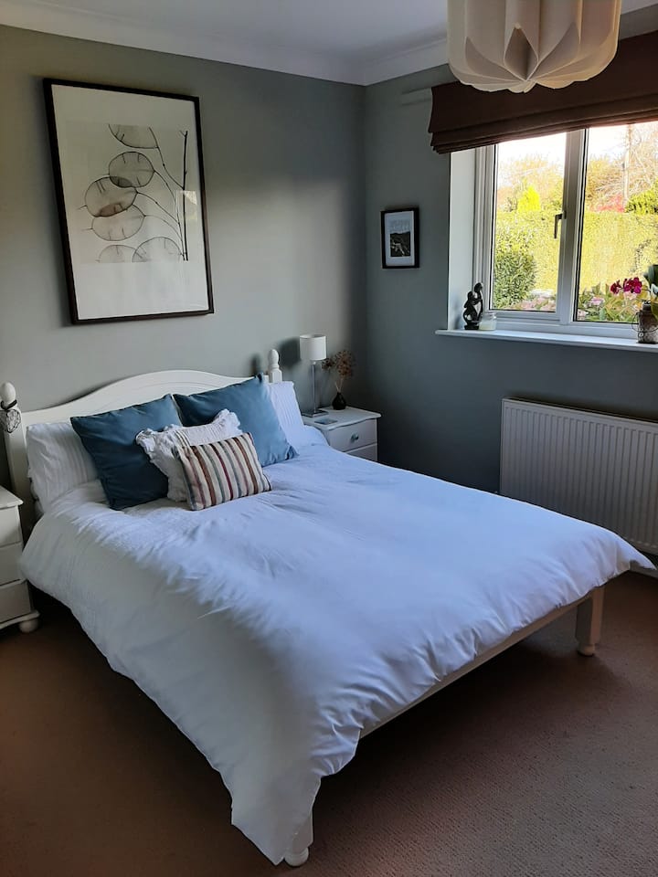 Private room, Copmanthorpe, York. Own bathroom. Bed and breakfasts
