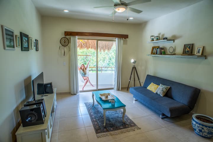 Obývačka s inteligentnou TV a rozkladacou pohovkou