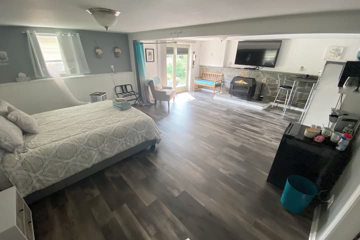 4号卧室-标准双人床，位于楼下，也可以容纳气垫或地板床垫。 