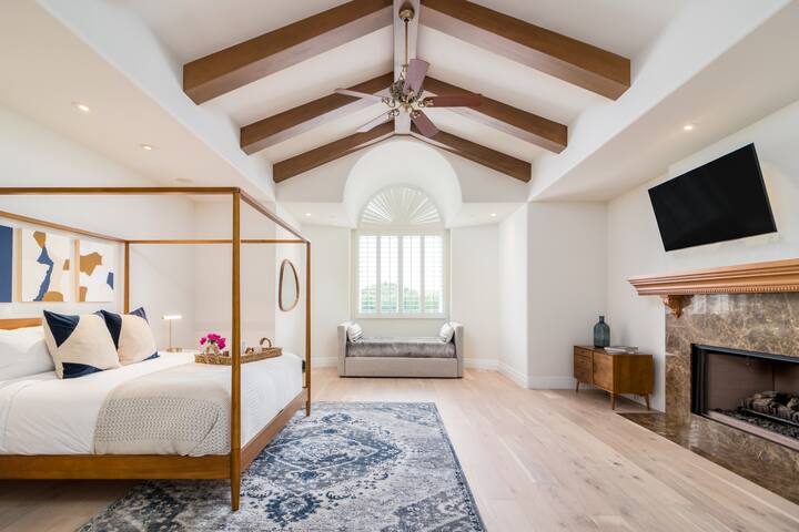 [Hlavná spálňa] Spálňa je vybavená plyšovou manželskou posteľou King, vnútorným krbom a inteligentným televízorom pre maximálne pohodlie. 