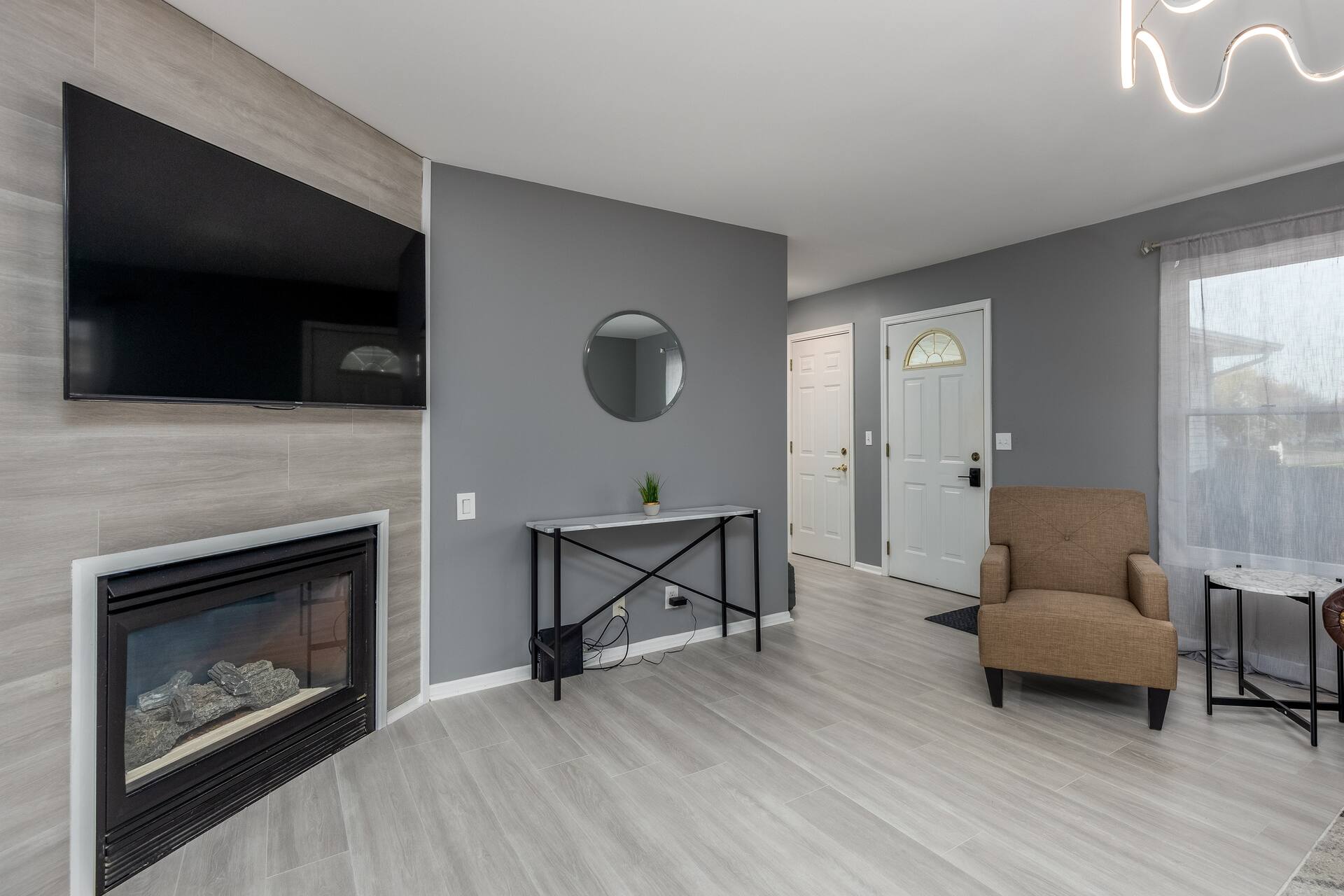 Modern & Spacious Home with Fireplace
