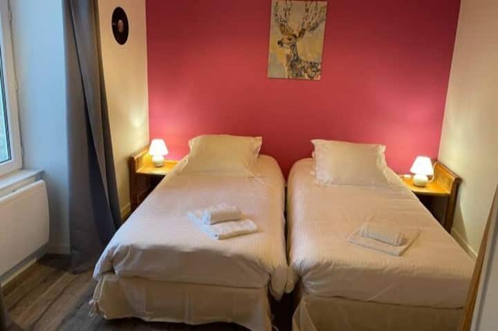 Les Maisons de l'Aure - Gite Norman Photo de la chambre rose avec deux lits simples