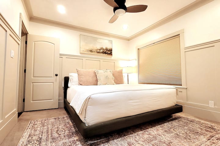 تحتوي غرفة النوم الرئيسية على مرتبة مريحة فوق الوسادة ووسائد إضافية وبياضات مريحة وظلال تعتيم وشرفة سقف. لم يتم تصوير التلفزيون الذكي المثبت. مرفق خزانة ملابس مع غسالة ومجفف.