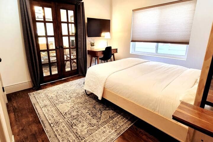 غرفة نوم/مكتب في الطابق الرئيسي مع تلفزيون وسرير ميرفي بحجم كوين ومكتب. مروحة سقف وظلال مظلمة وستائر خصوصية على الباب. يمكن أن تتغير هذه الغرفة بسرعة من غرفة نوم إلى مساحة مكتبية مخصصة أو منطقة إضافية للترفيه. 