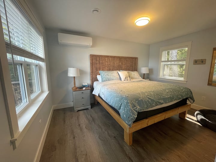 غرفة نوم رئيسية بسرير كينج وإطلالة على البحيرة.