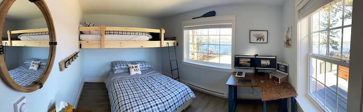 منظر جميل من غرفة النوم الثالثة من كلتا النوافذ.  تتضاعف غرفة النوم هذه كمساحة مكتبية للعمل من البيت.