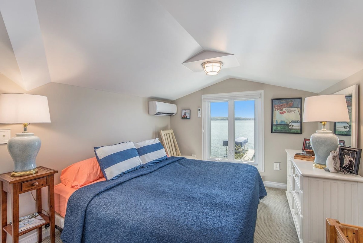 La habitación más grande 3. Arriba. Vistas al lago, espaciosa cama tamaño king. También hay baño completo arriba.