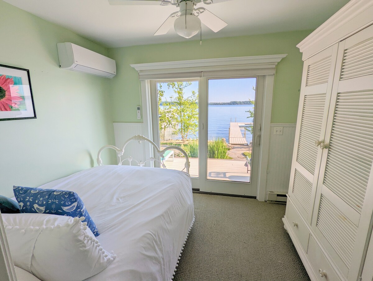 ¡El dormitorio 2 tiene una cama completa y vistas al lago con acceso a la terraza! 