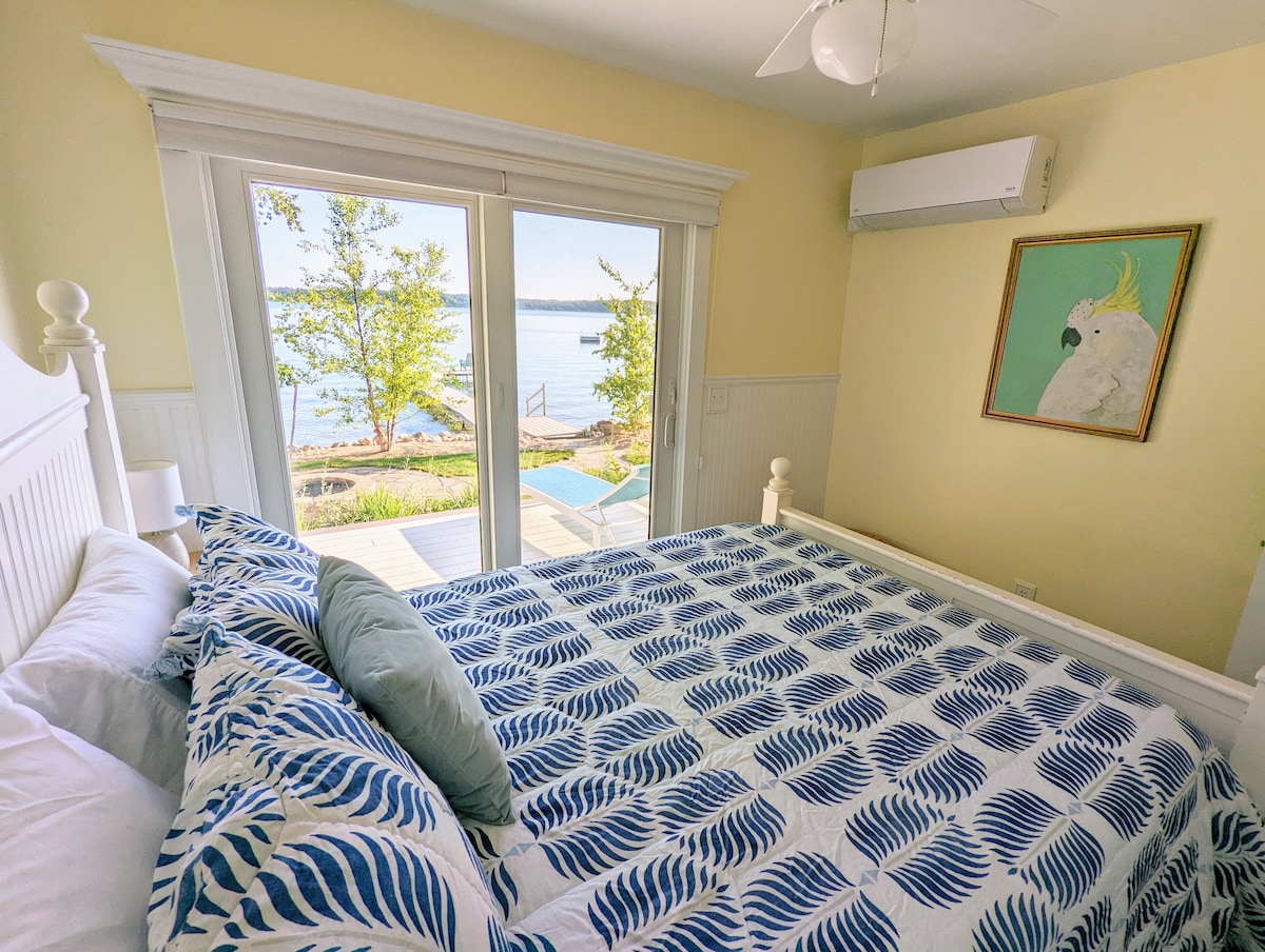 ¡El dormitorio 1 tiene una cama tamaño queen y vistas al lago con acceso a la terraza! 