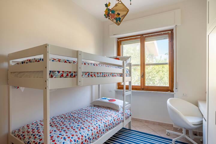 Chumba cha kulala  chenye vitanda viwili vya ghorofa, mashuka ni fanicha mpya ya Ikea