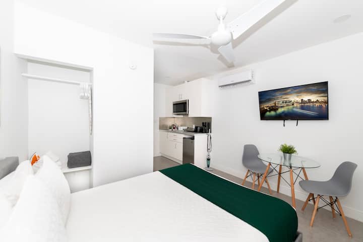 Great Location 1 Blk Frm Lincoln - South Beach, FL