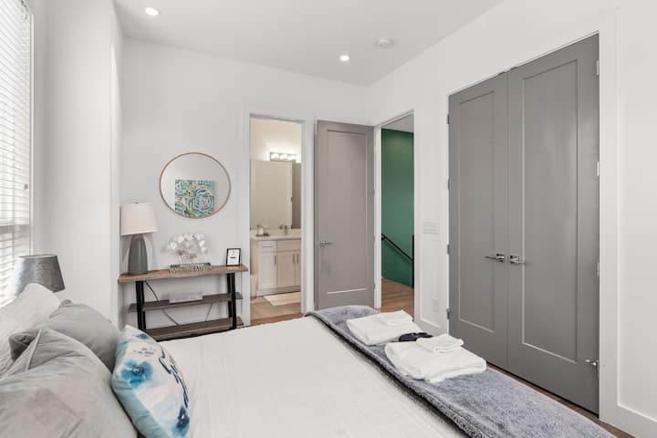 Dhoma e gjumit #4 ndodhet në katin e 3-të jashtë zonës së banimit të 2-të