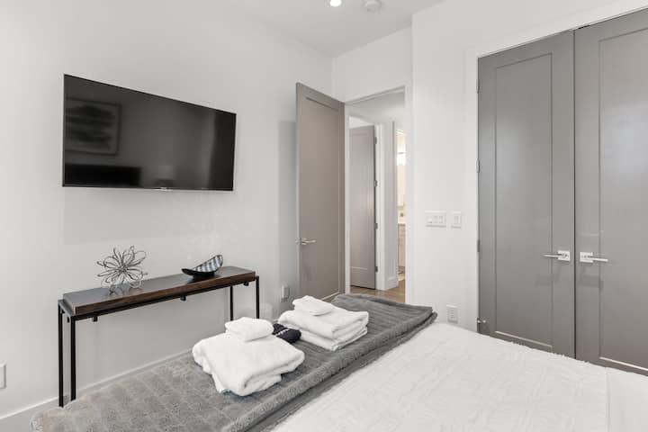 Dhoma e gjumit #3 ka një krevat dopio "queen" dhe televizor inteligjent.  
Çarçafë dhe batanije bambuje Cariloha në të gjitha krevatet.  Kodi QR dhe kodi i zbritjes janë të disponueshëm në çdo dhomë gjumi. Bli një set luksoz për shtëpinë tënde ose jepi si dhuratë të veçantë!