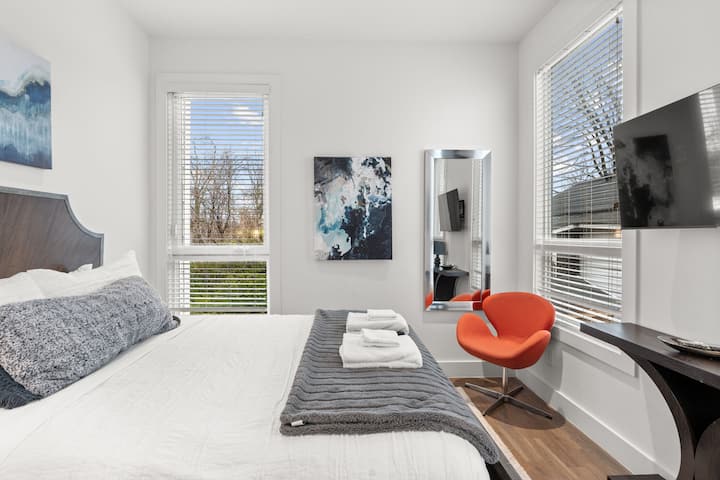 Dhomë gjumi me krevat dopio "queen" që ndodhet në katin e 2-të mbi dhomën e ngrënies dhe nivelin e kuzhinës. Smart TV në dhomë.