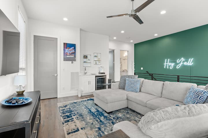 Ambient i madh ndenjjeje i hapur që hapet në verandën e madhe të jashtme! 
Plotëso me një bar të lagur dhe mini frigorifer. 