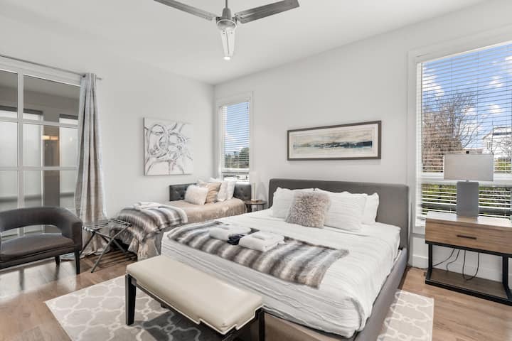 Dhomë gjumi kryesore me krevate dopio "King" dhe krevate dopio me shtroja luksoze Cariloha! Ne ofrojmë një kod zbritjeje nëse dëshiron të mësosh më shumë informacion rreth këtyre çarçafëve të mahnitshëm dhe të blesh për një dhuratë luksoze ose për gjumin tënd më të mirë të natës. 