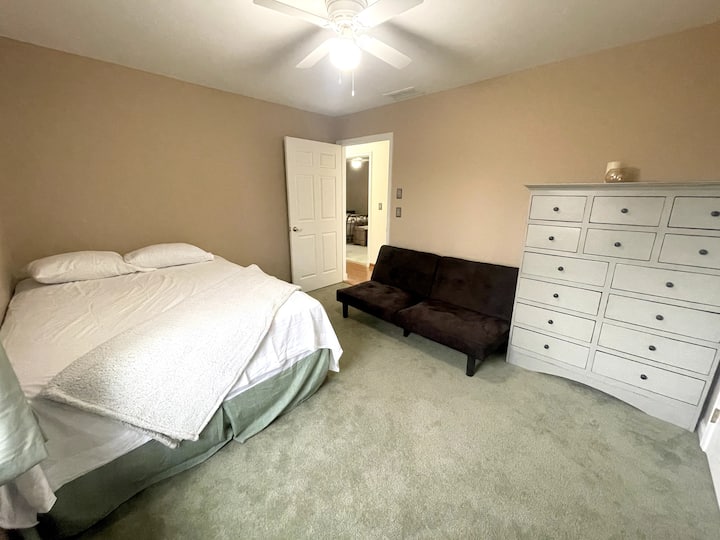 Spálňa 3 - menšia manželská posteľ + pohovka