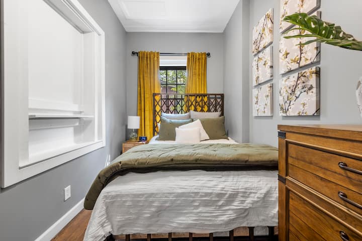 Dormitorio en el piso principal, cama tamaño queen