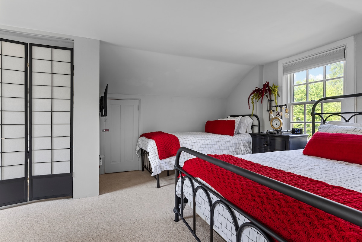 Spálňa na poschodí 1 veľká manželská posteľ QUEEN, 1xl jednolôžko