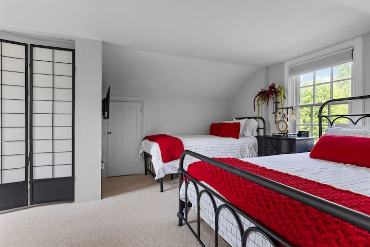 Dormitorio de arriba, 1 cama TAMAÑO queen y 1 cama individual.