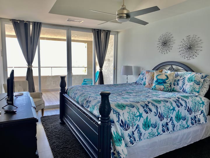 Მთავარი საძინებელი ოკეანის ხედით და ცალკე შესასვლელით აივანზე. Უშაქრო ფარდები. დიდი ზომის საწოლი, რომელიც ძალიან კომფორტულია! ტელევიზორი