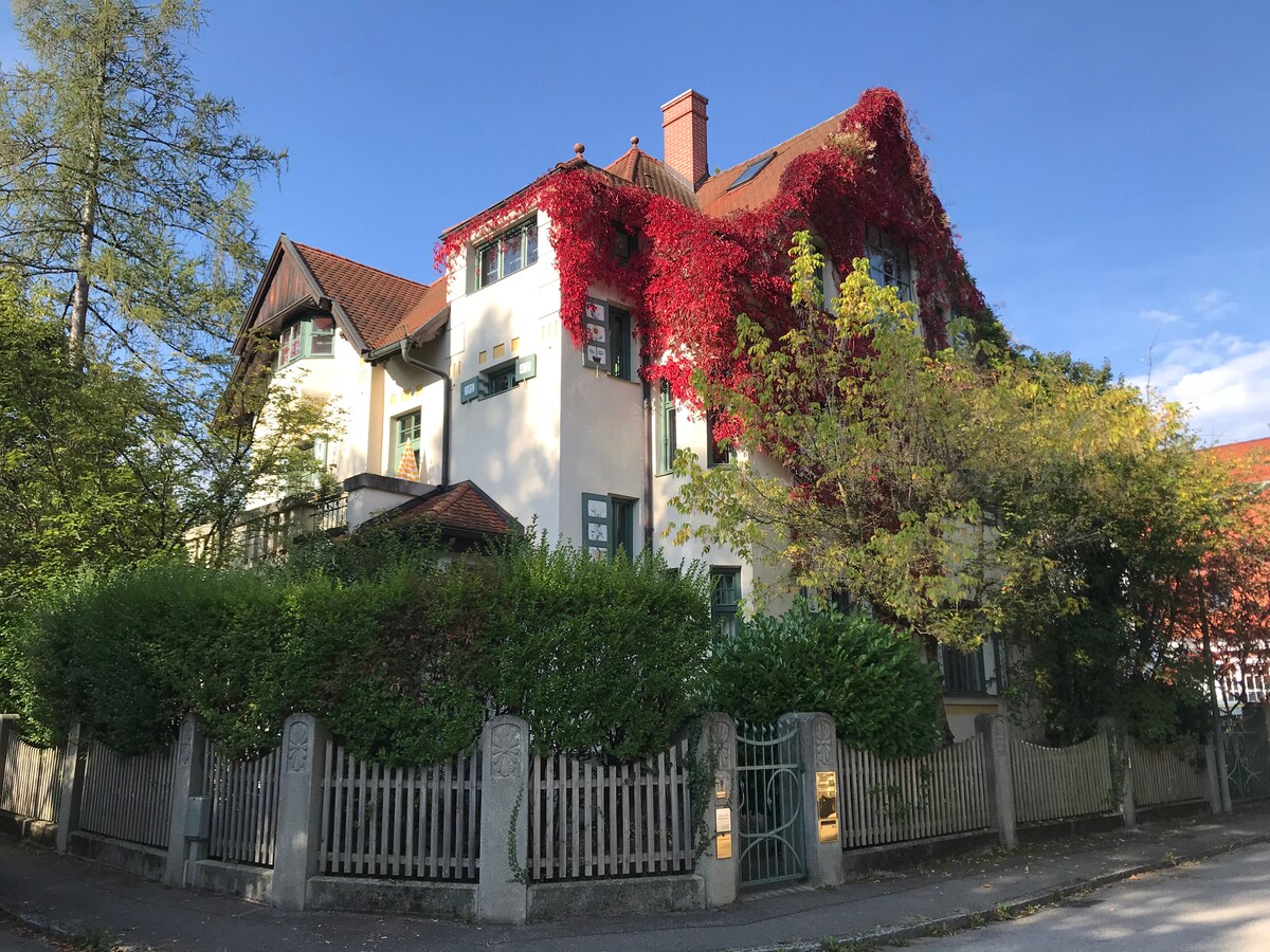 Top Airbnb: Fantastic loft in Art Nouveau villa in Pasing