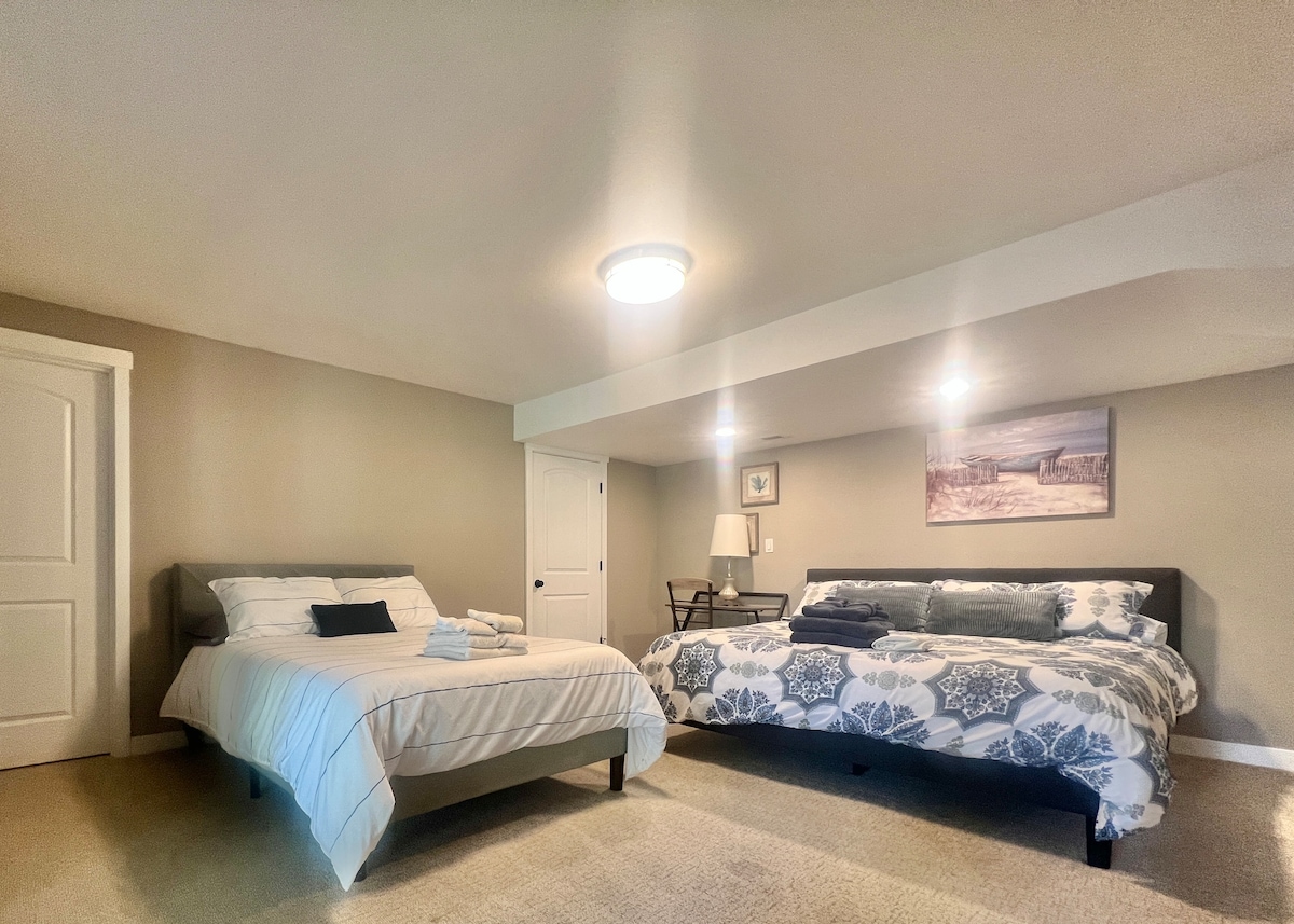 楼下5号卧室，带加大双人床和双人床