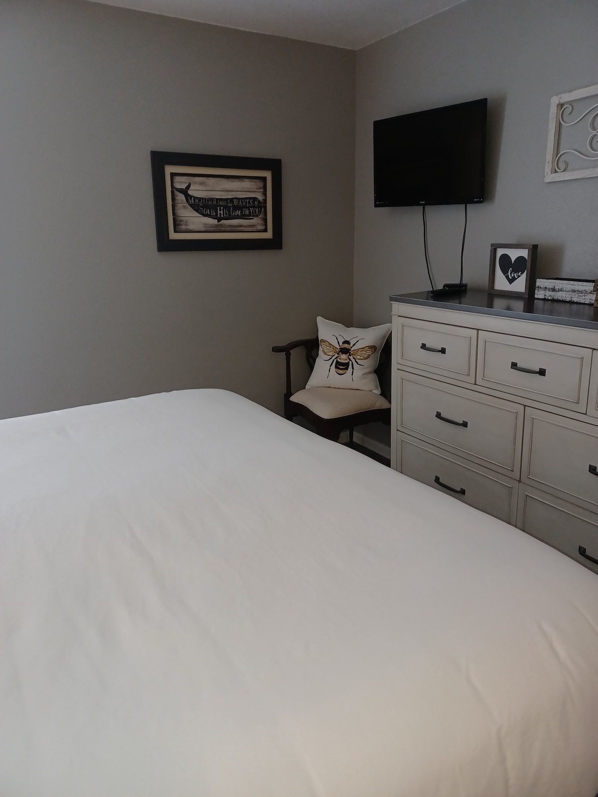 ห้องนอนใหญ่พร้อมเตียงคิงไซส์