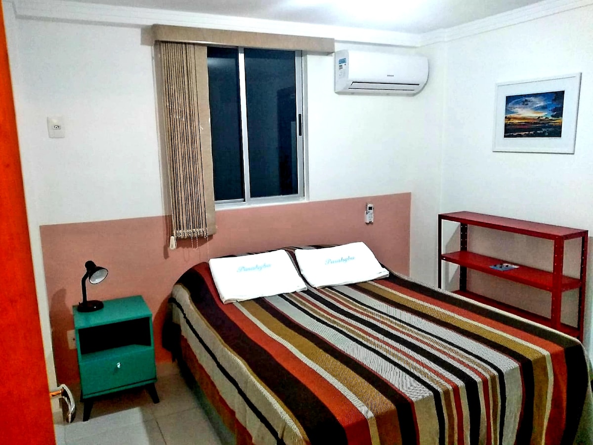 Dhomë me krevat dopio, suitë, ajër të kondicionuar të ndarë, televizor HD me kabllo HDMI, tavolinë pranë krevatit dhe raft librash.  