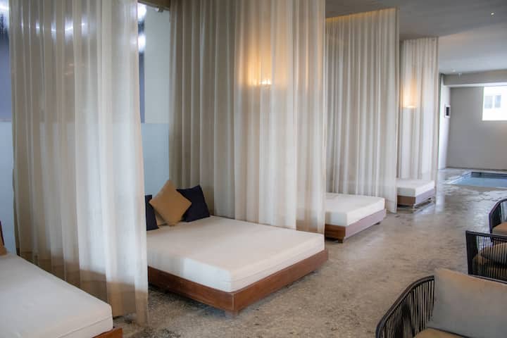 Лежалки за сонце во базен и простор за пливање