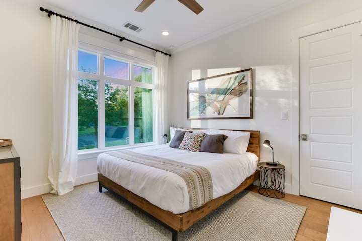 Dormitorul 1: (1) pat matrimonial (nivel principal)