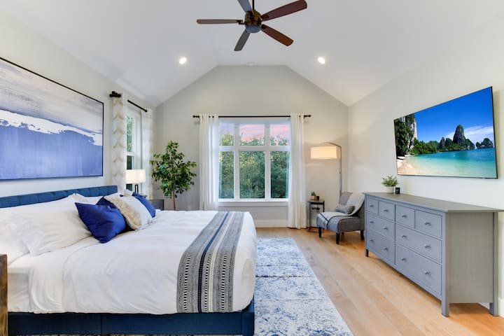 Dormitor 4: 1 pat king-size (dormitor principal) - are o baie adiacentă, TV și vedere la piscină și pârâu. Nivel superior.