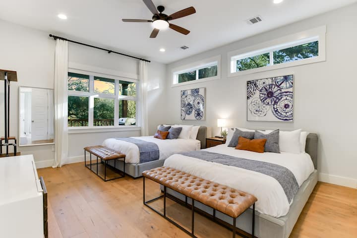 Unul dintre cele 7 dormitoare amenajate profesional; oferim 11 paturi în total pentru a găzdui confortabil petreceri mari în lux total.  Întotdeauna într-o stare perfectă.