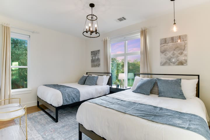 Dormitor 6: (2) paturi queen-size. Nivel superior