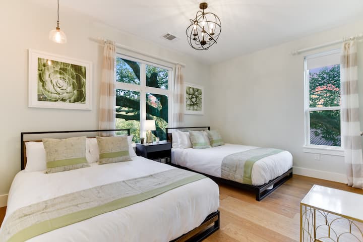 Dormitor 5: (2) paturi queen-size. Vedere la piscină și pârâu. Nivel superior