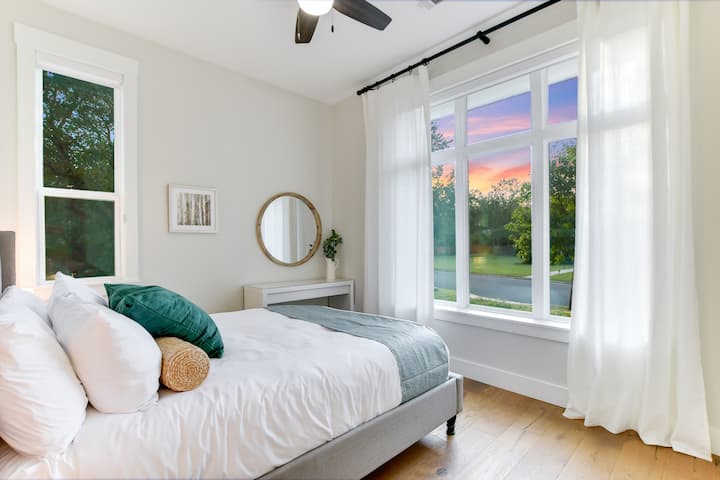 Dormitorul 3: (1) pat matrimonial (nivel principal)