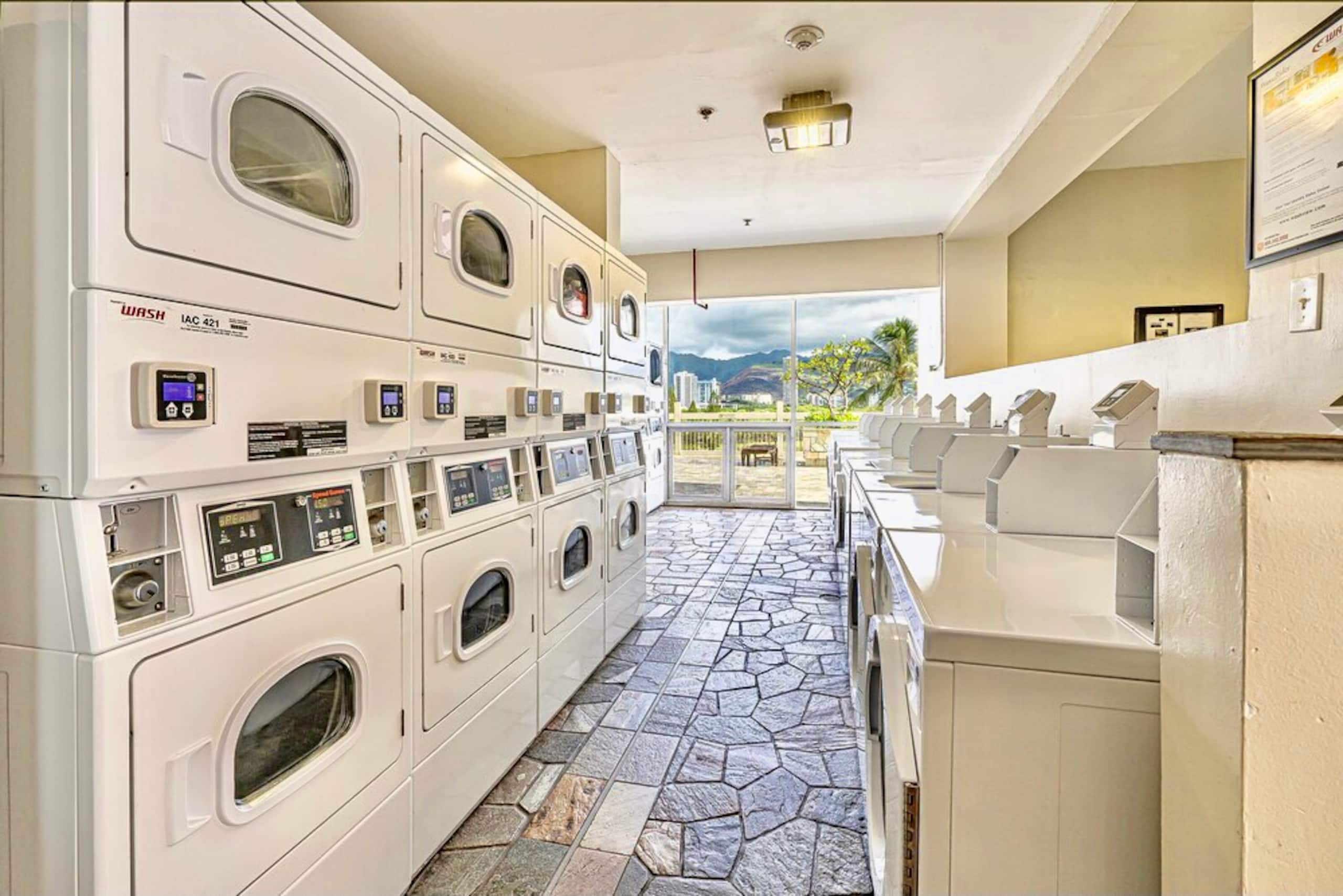 Condo in Honolulu · ★4.82 · Studio · 2 beds · 1 bath - Image 35