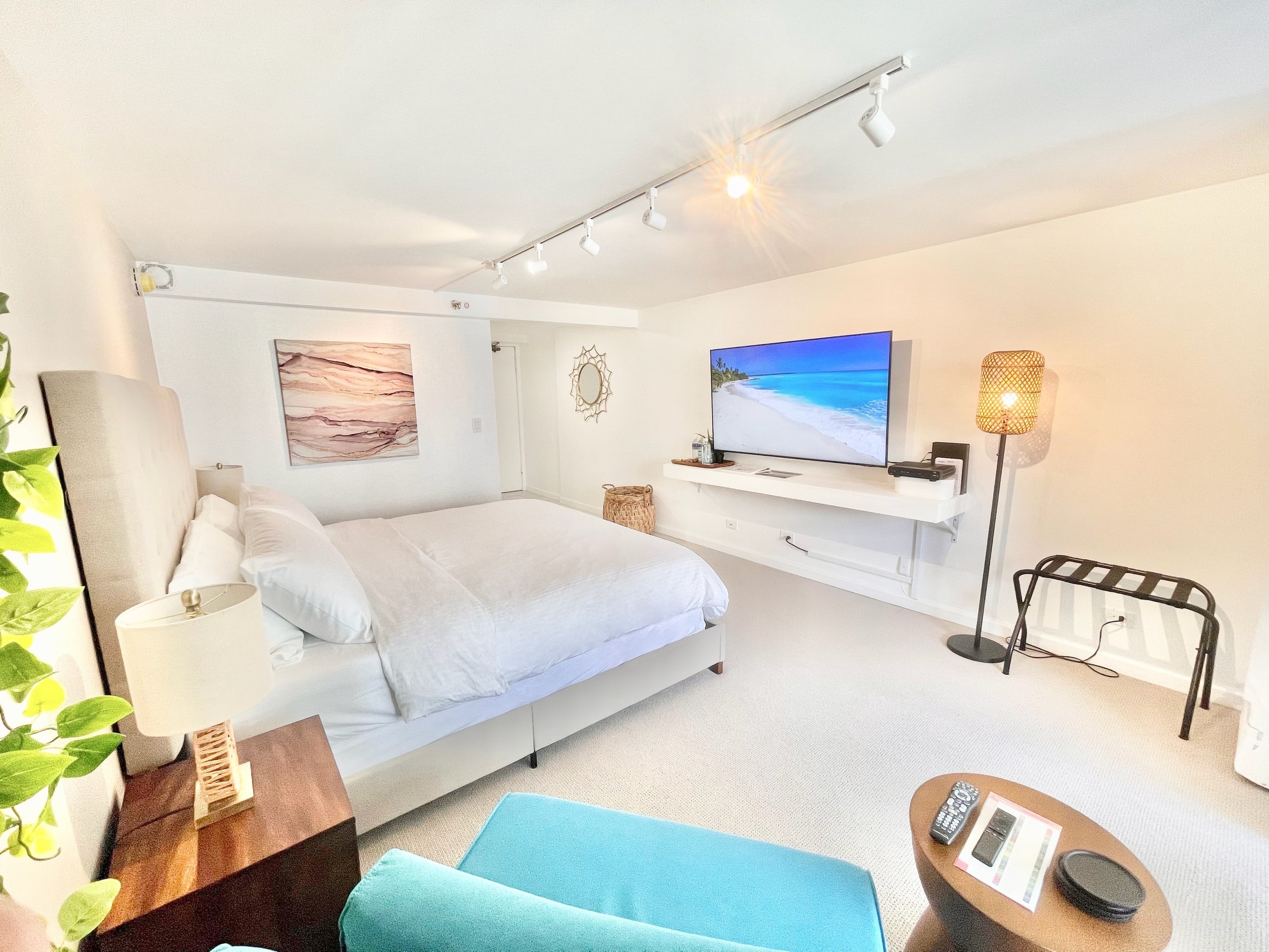 Condo in Honolulu · ★4.82 · Studio · 2 beds · 1 bath - Image 2