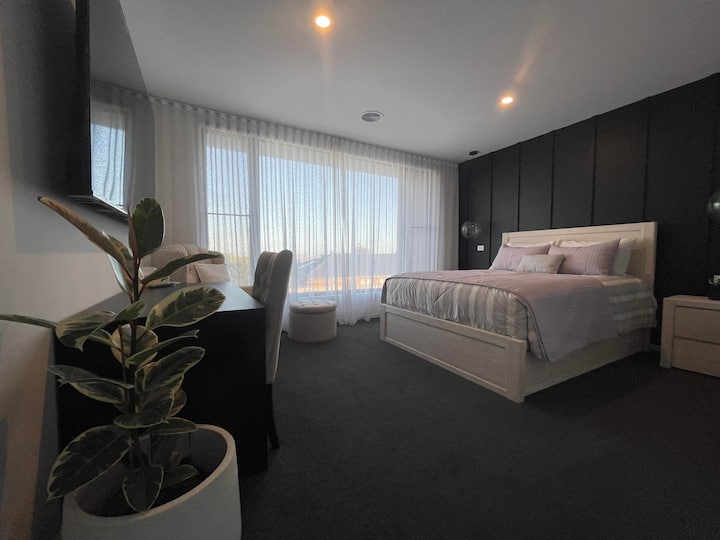 غرفة النوم الأولى