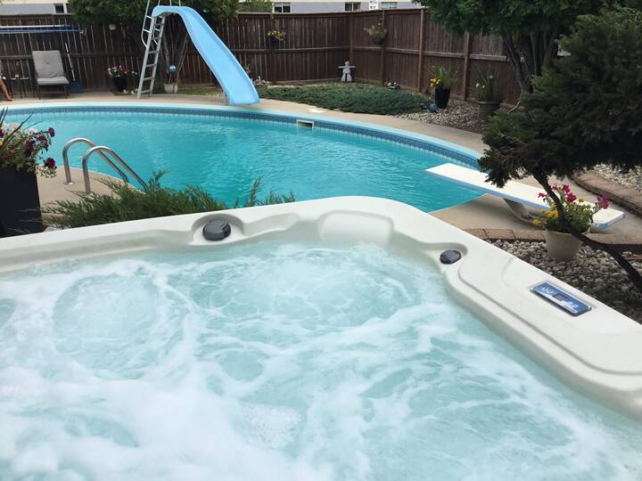 Upper level of bungalow home with outdoor hot tub Bungalows for Rent