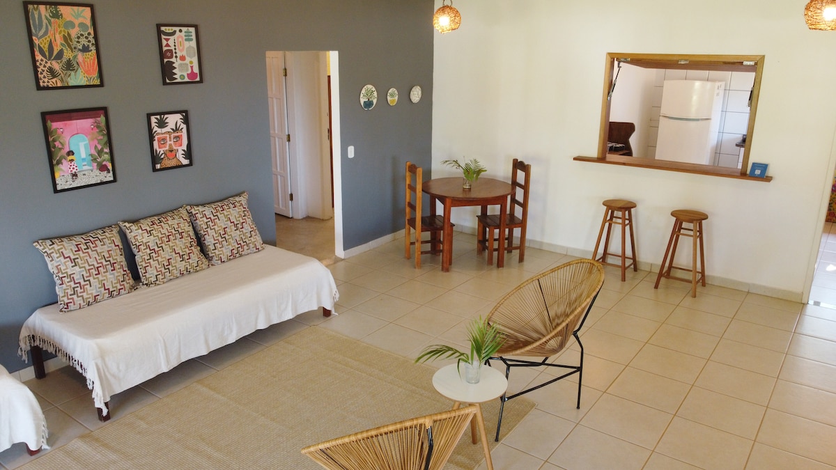 大客厅，设有厨房。