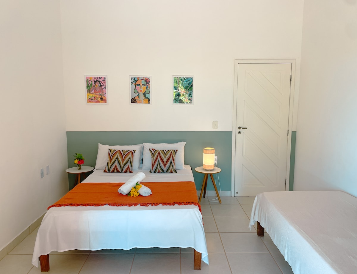 高级客房有一张双人床和一张单人床。