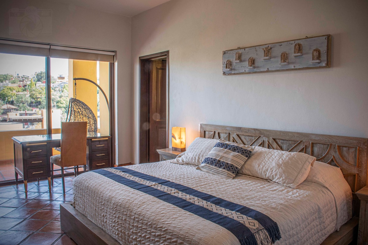 - Dormitorio principal: 1 cama tamaño king, chimenea de gas, escritorio con silla, televisor inteligente con cable, cómoda, caja fuerte, baño completo y acceso a la terraza.